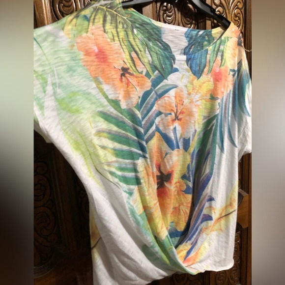 🌺Tropical 🌴 Woman’s Shirt.🌺🦜 - Picture 8 of 11
